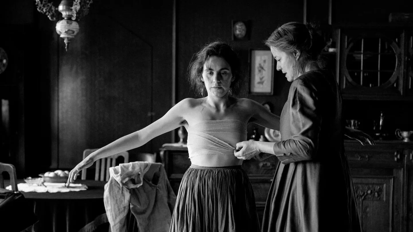 الفتاة ذات الإبرة