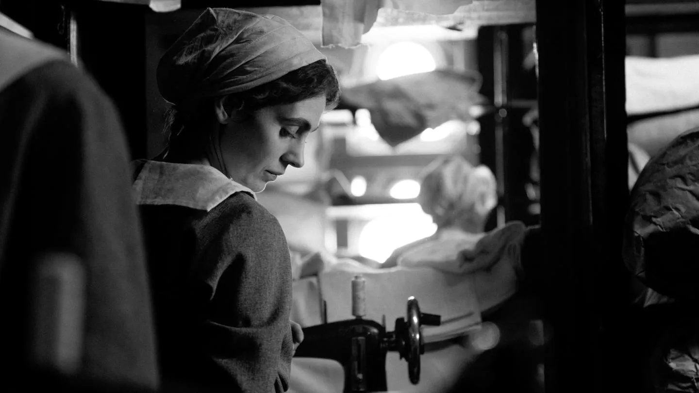 الفتاة ذات الإبرة